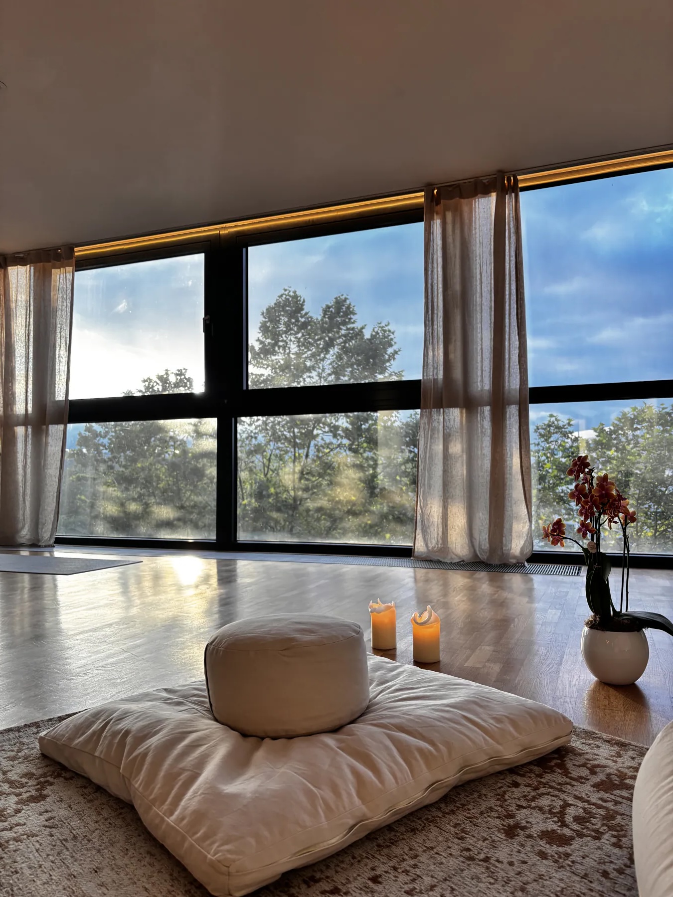 Warm light in the AURA room